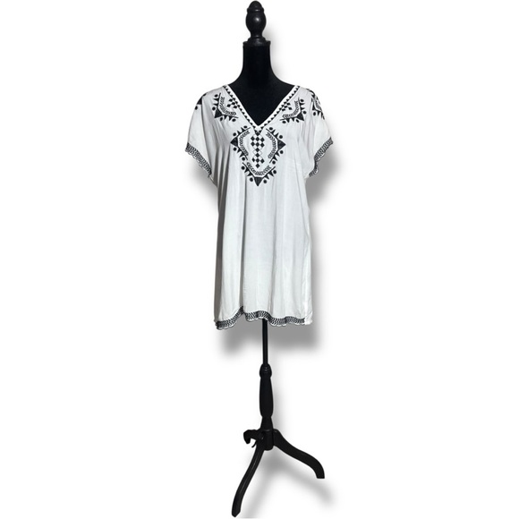 Solitaire Swim Chic Black and White Embroidered Short Sleeve Mini Dress Coverup - Picture 3 of 16